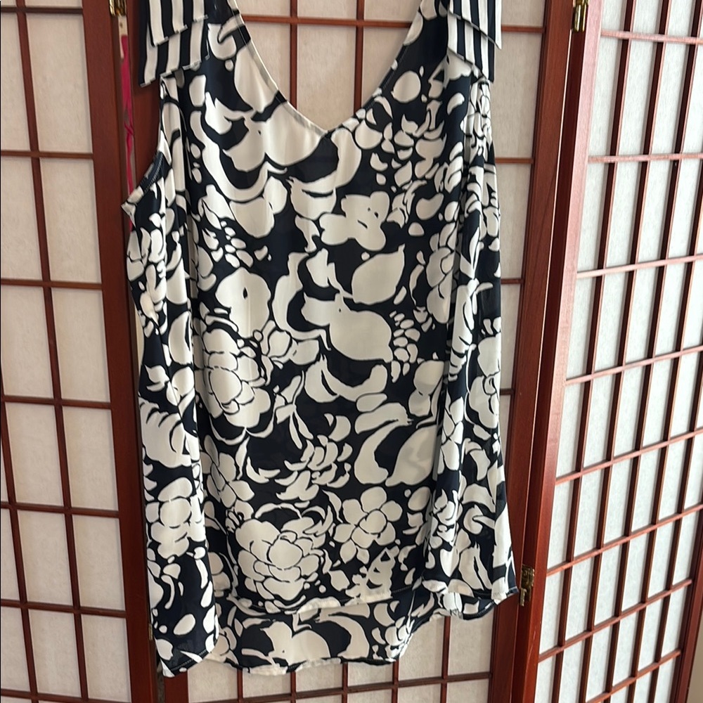 Cabi Floral Navy and White Women's Top with stripe shoulder detail. size XXL - Picture 5 of 8